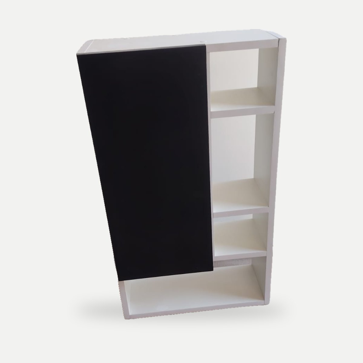 Estante blanco con puerta negra