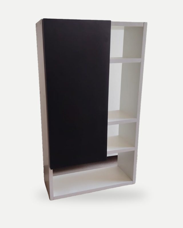 Estante blanco con puerta negra