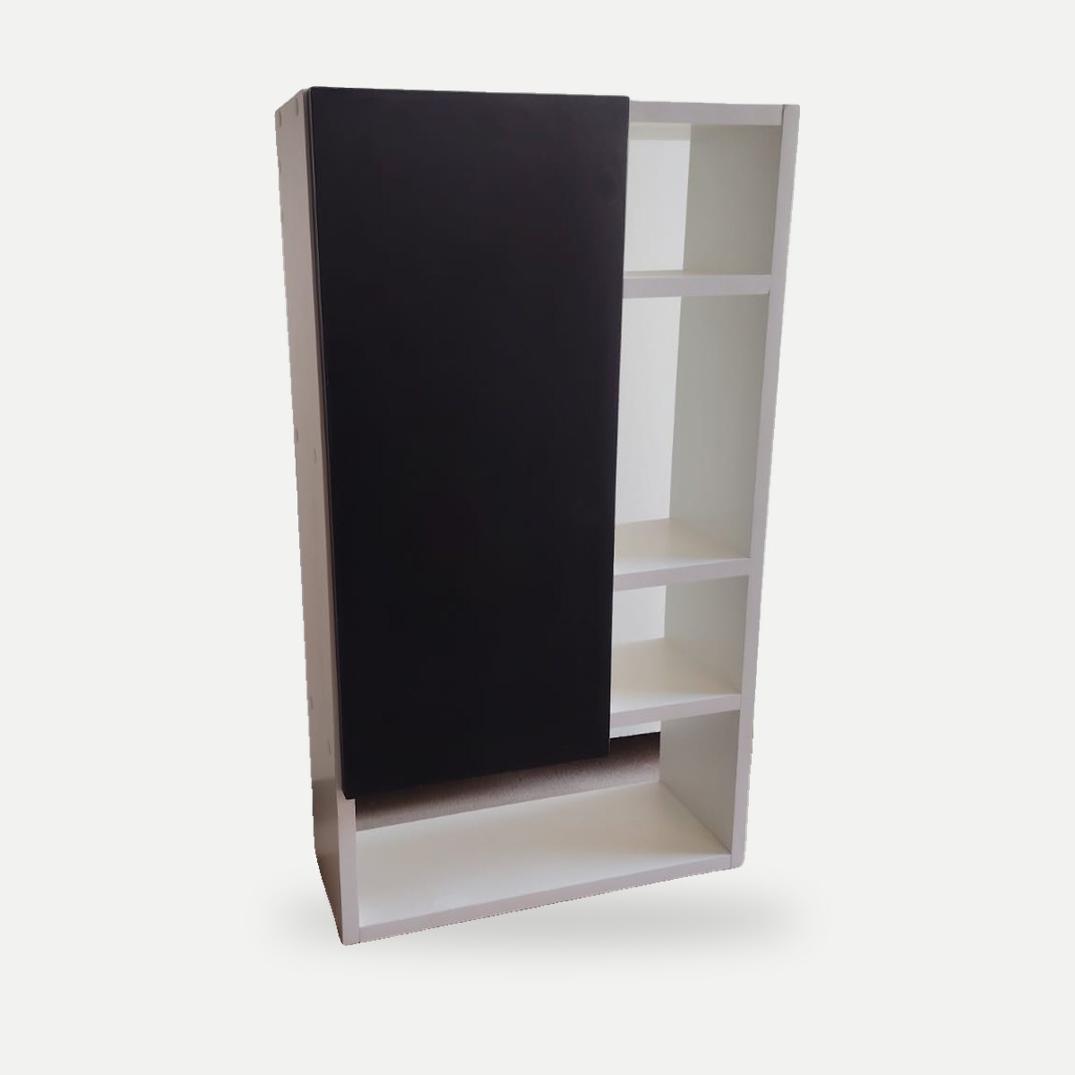 Estante blanco con puerta negra