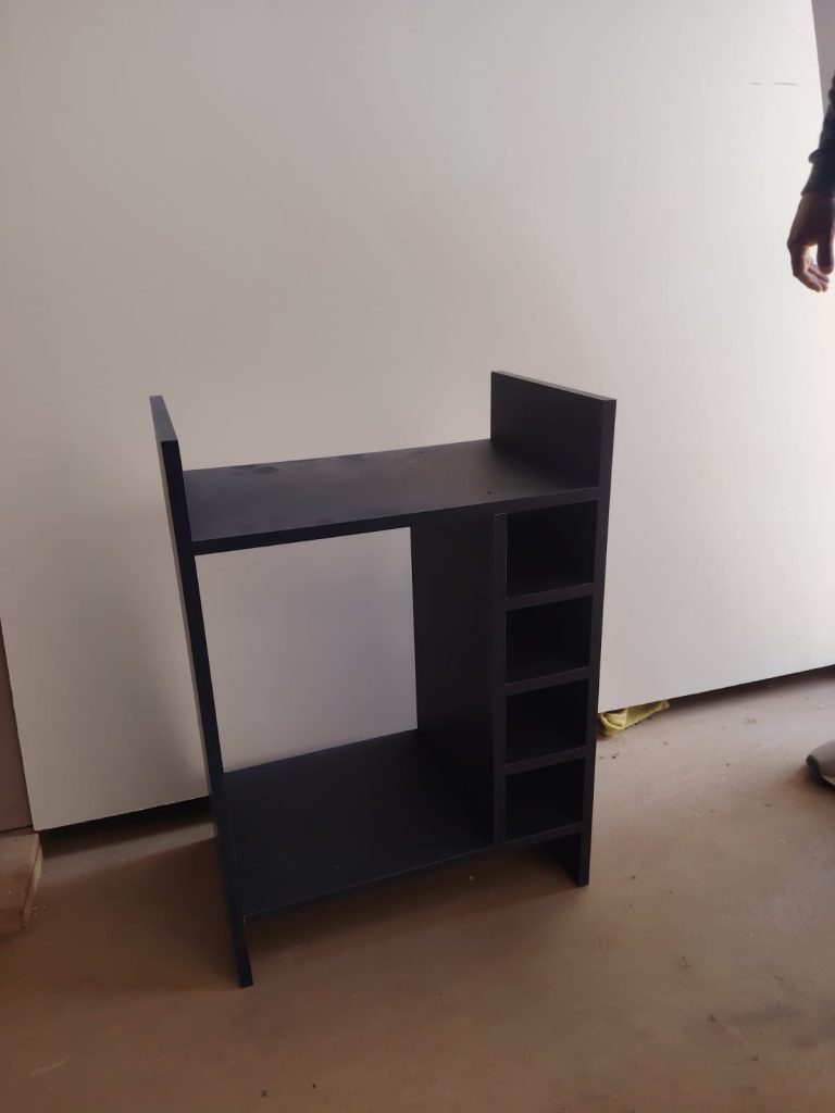 Rack organizador negro con 4 nichos, foto en el taller